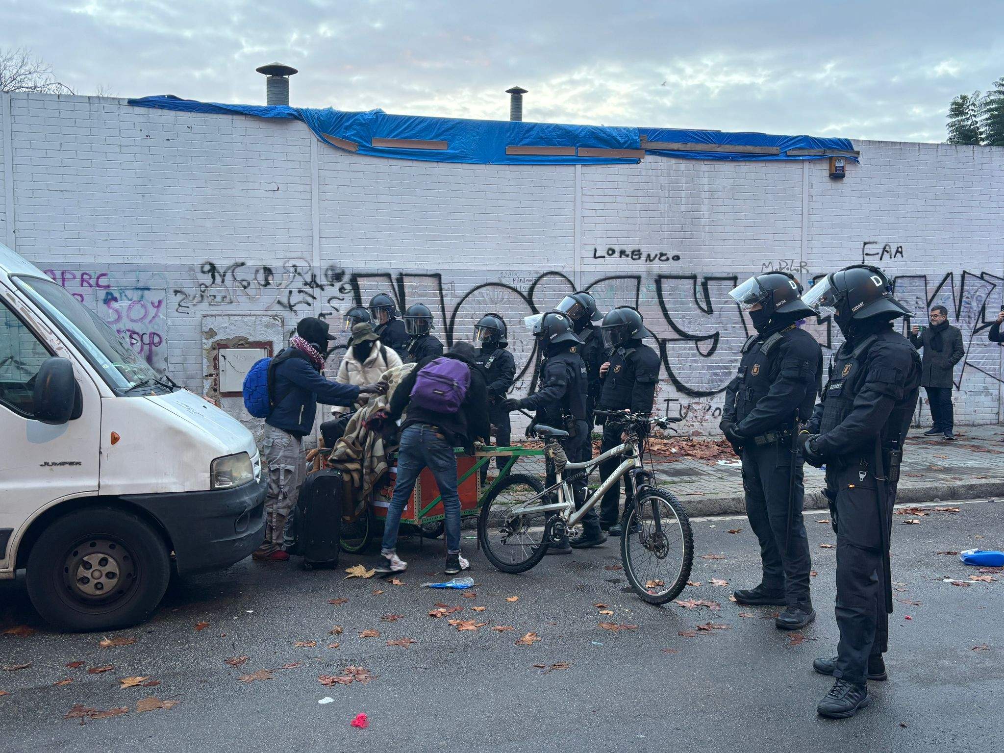 En marxa el macrodesallotjament de l'institut B9 de Badalona, on malviuen 400 persones