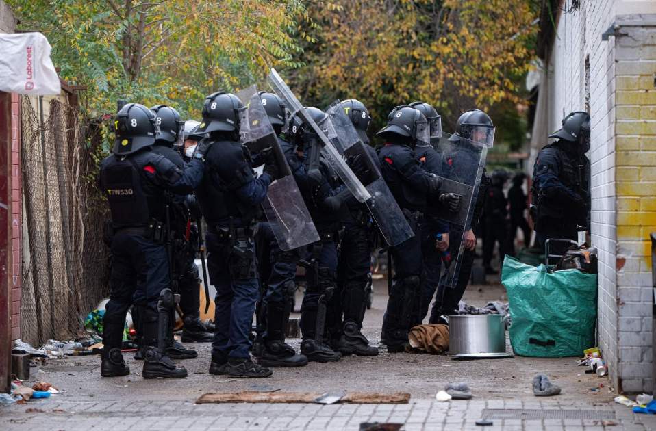 EuropaPress 7174549 varios agentes mossos desquadra trabajan desalojo b9 badalona 17 diciembre