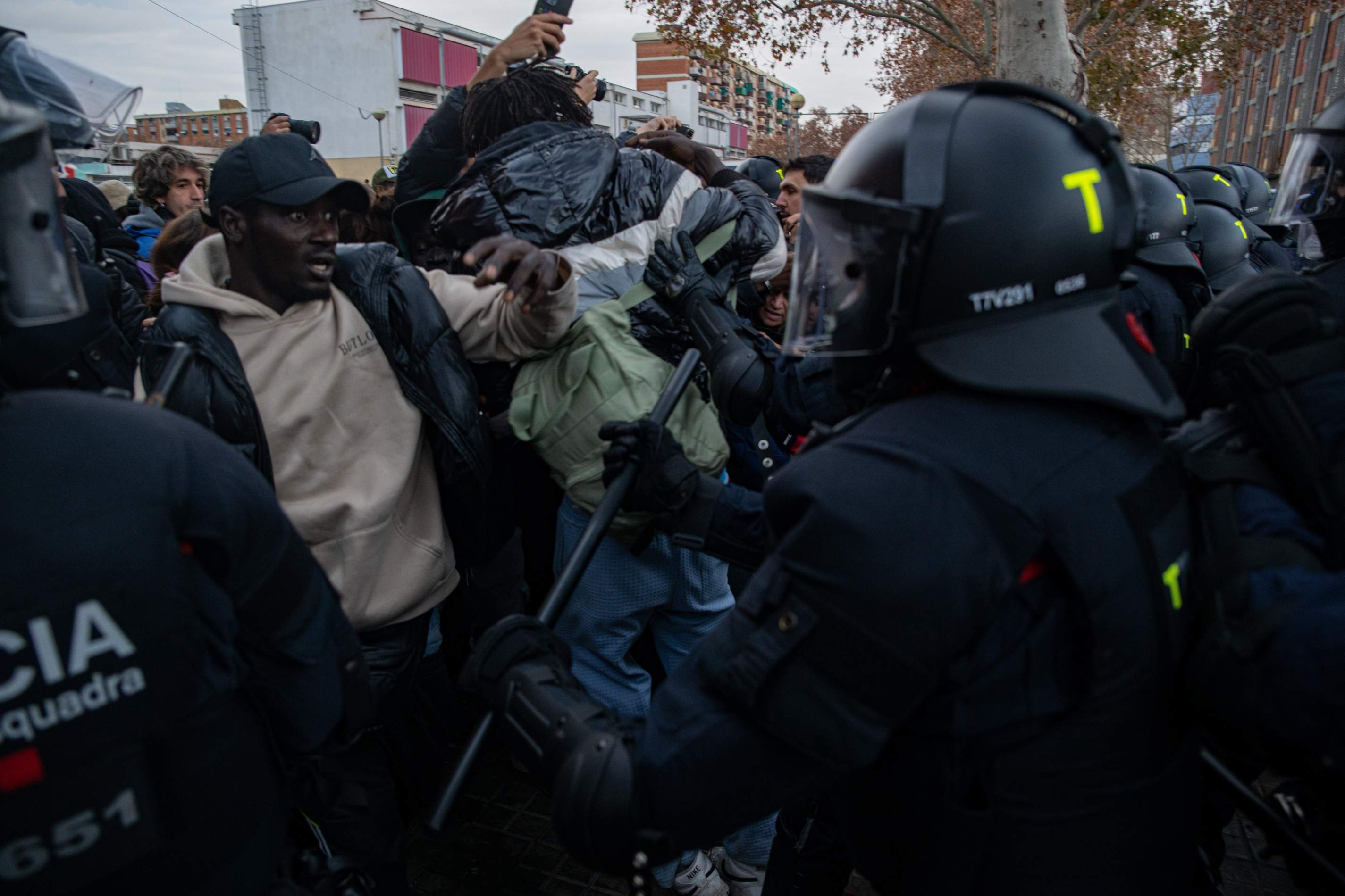 EuropaPress 7174556 mossos desquadra trabajan desalojo b9 badalona enfrentan manifestantes 17 (1)