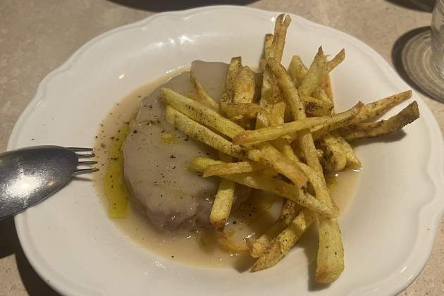 Pilota del caldo amb patates fregides i velouté de les verdures Arraval Molinero Trias, R Pilota del caldo amb patates fregides i velouté de les verdures Arraval Molinero Trias, R