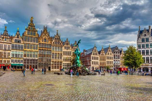 9. Amberes. Plaza Grot Markt. Fuente Pinterest