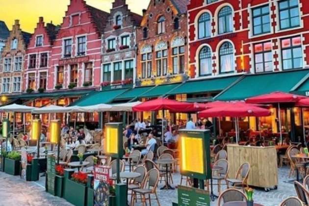 4. Bruges. Plaça Grot Markt. Font Pinterest