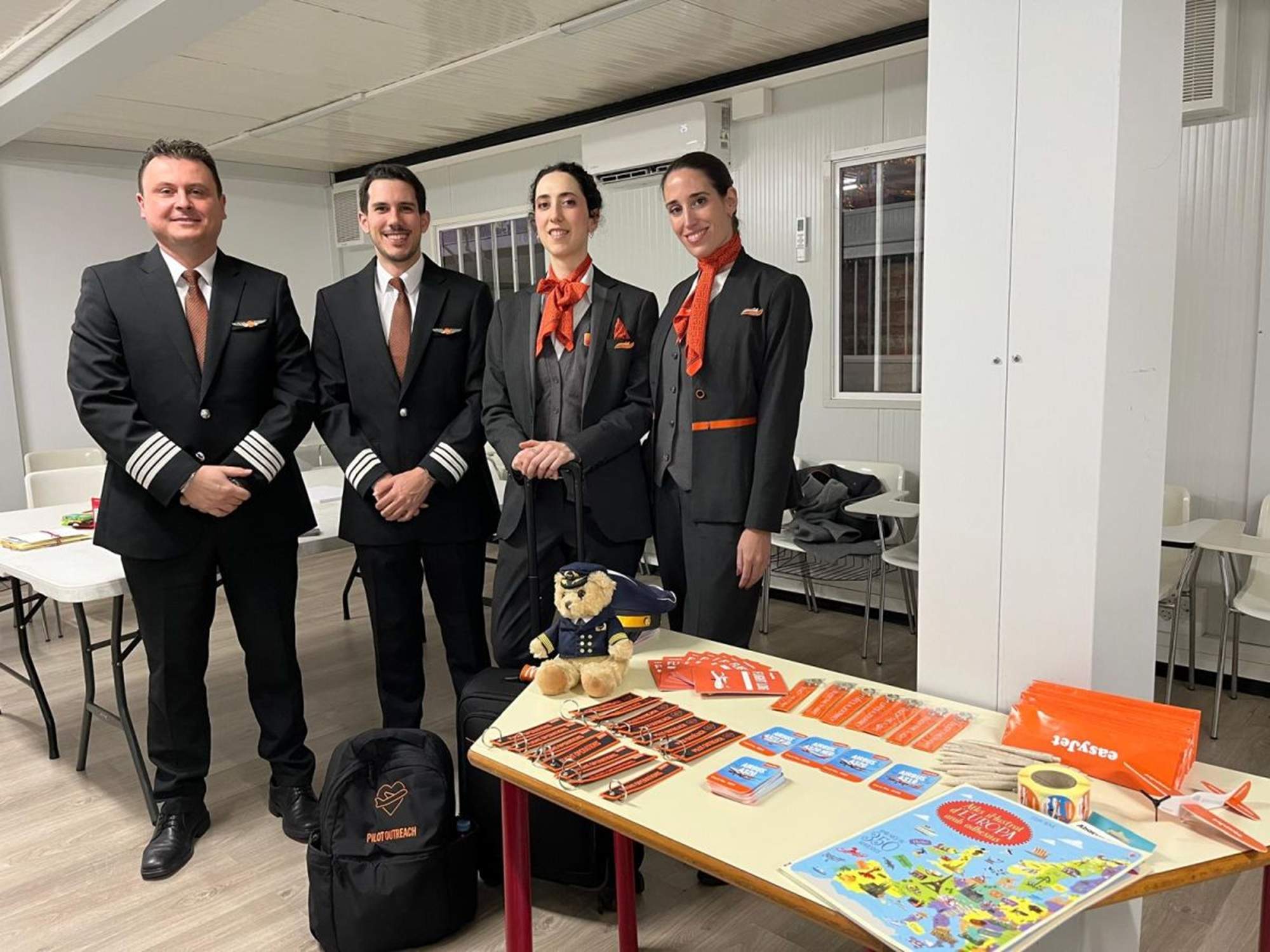 Pilotos y tripulantes de easyJet llevan la magia de volar a un centro de oncologia infantil en Barcelona