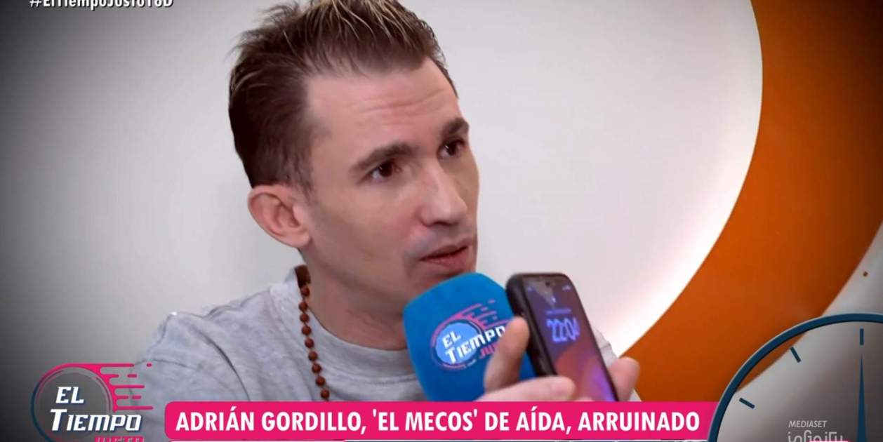 Adrián Gordillo enseñando que no le llega ninguna contestación de sus excompañeros   Telecinco