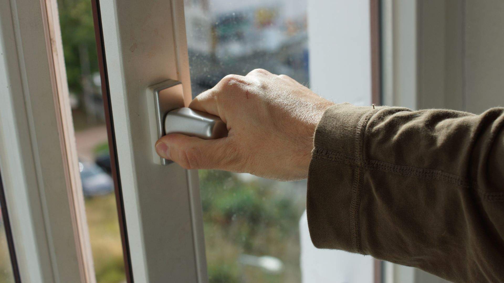 Ni obrir tot el dia ni no fer-ho mai: així s’ha de ventilar bé una casa