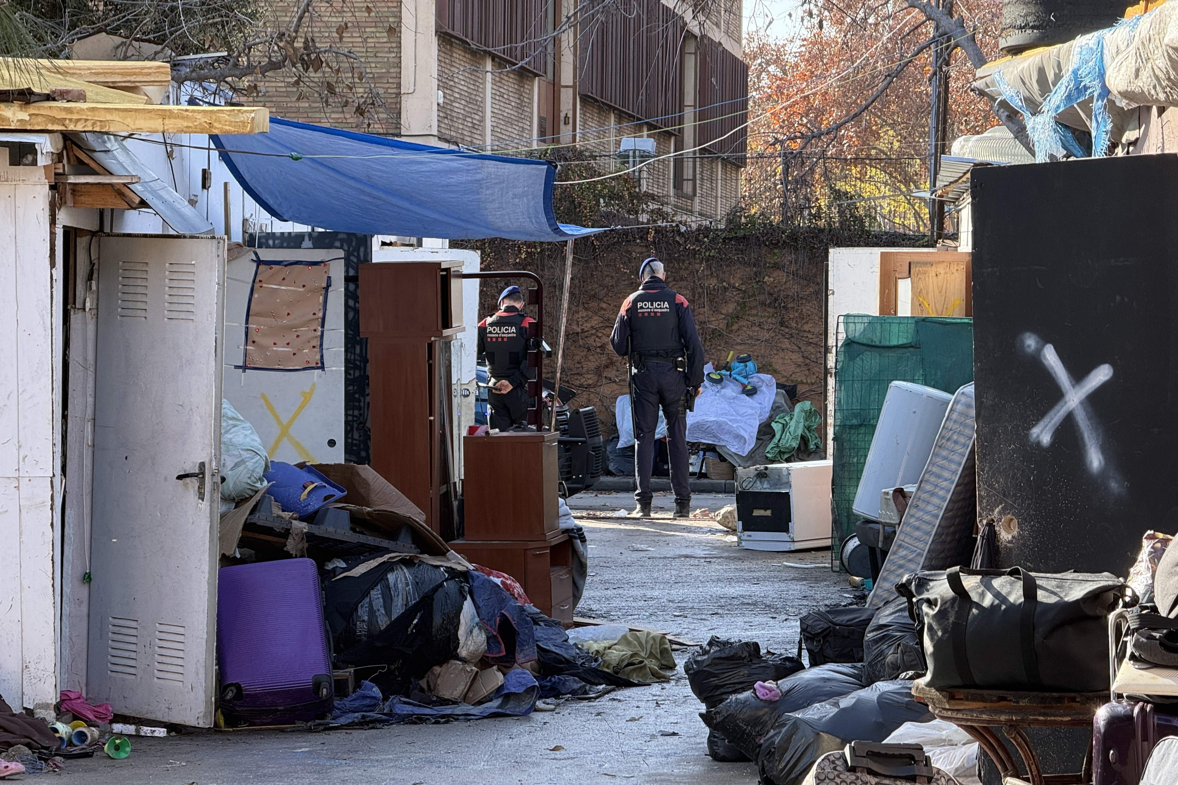 El interior del B9, antiguo instituto que ha servido de refugio donde han malvivido 400 personas en Badalona