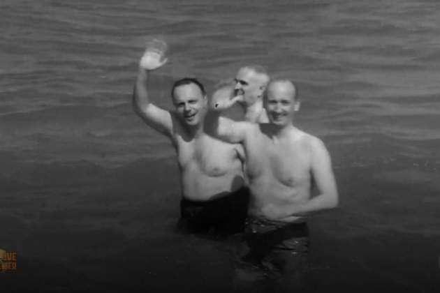 Manuel Fraga Iribarne, bañándose en 'El año que naciste' 2Cat3