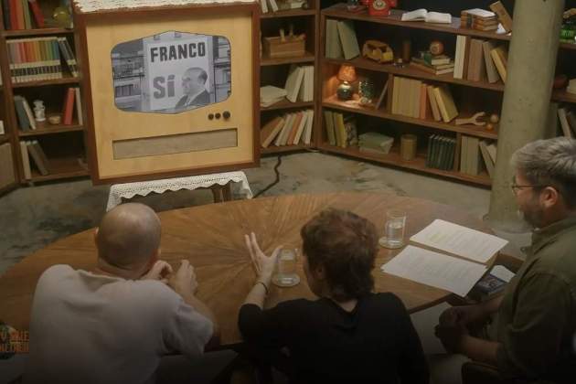 Empar Moliner y Marc Martínez, con Xavi Bundó en 'L'any que vas néixer' 2Cat4