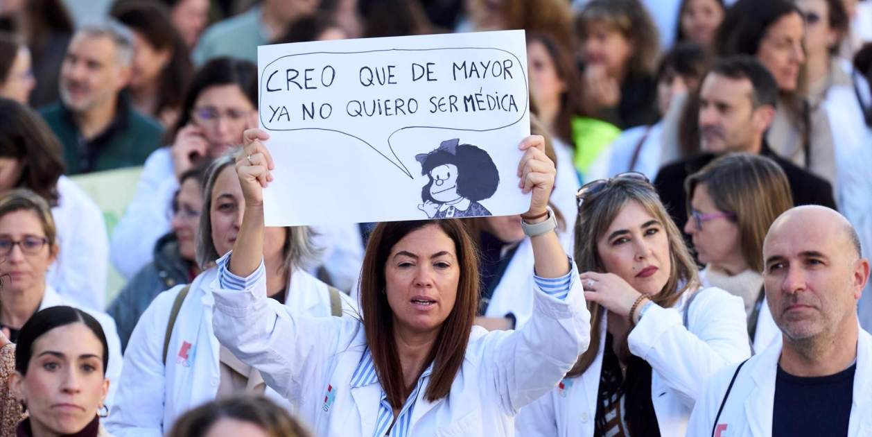 EuropaPress 7163343 decenas medicos concentracion convocada sindicato medico contra estatuto