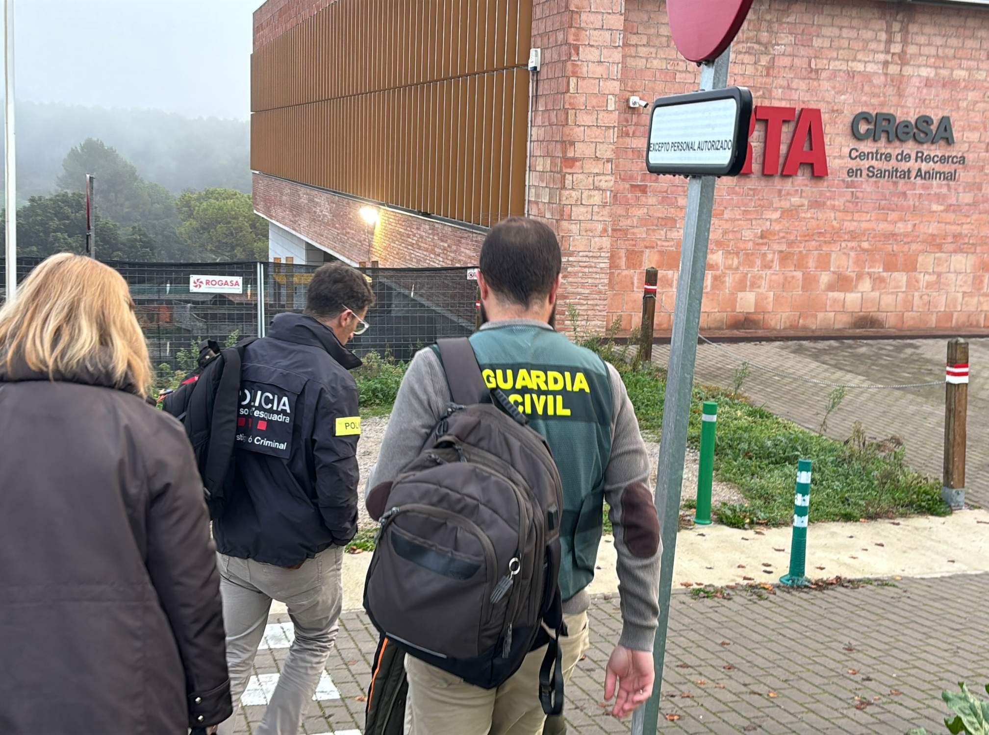 Los Mossos y la Guardia Civil registran el IRTA-CReSA, el laboratorio bajo sospecha por la peste porcina