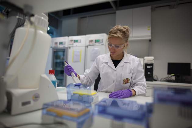 Científica al centre d'R+D de Philip Morris International