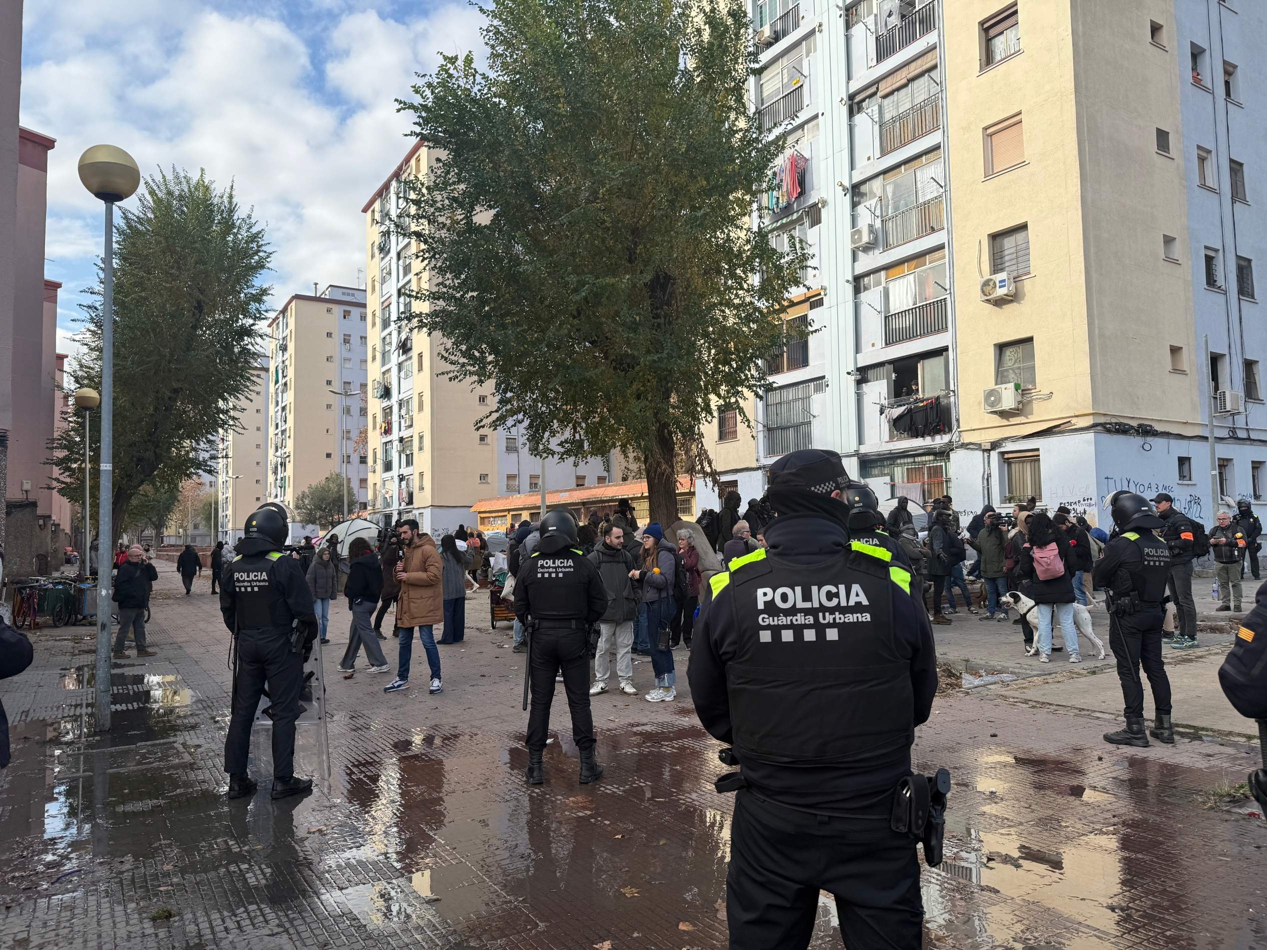 Operatiu policial per desmuntar l'acampada on han passat dues nits els desallotjats de l'antic B9 de Badalona