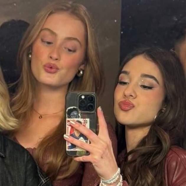 Olivia de OT 2025 con un cromo del Cholo Simeone   X