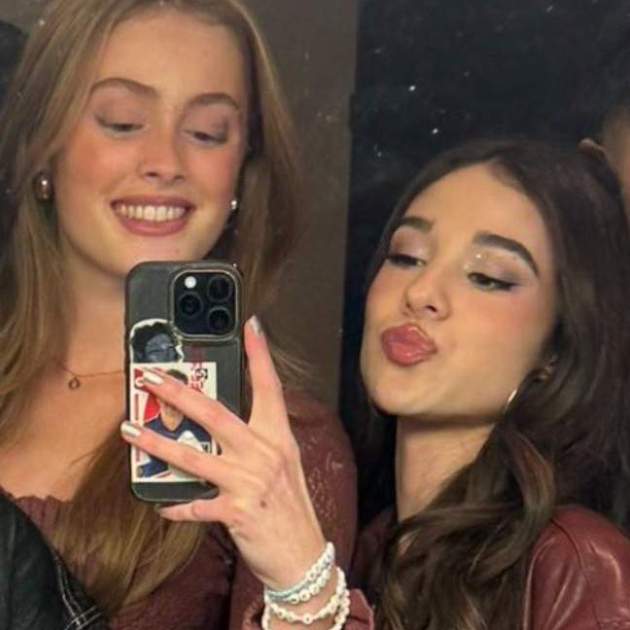 Olivia de OT 2025 con un cromo del Cholo Simeone / X