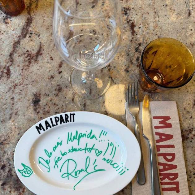 Rosalía signa un plat del bar Malparit / Instagram