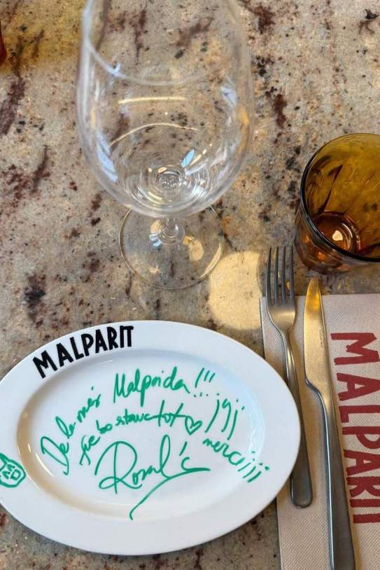 Rosalía signa un plat del bar Malparit / Instagram Rosalía signa un plat del bar Malparit / Instagram