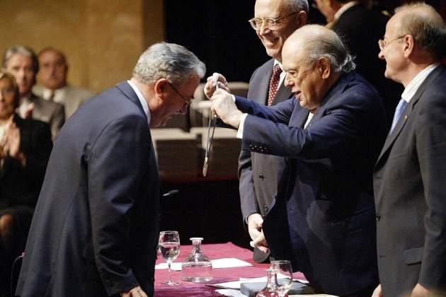 Joaquim Arenas rep la Creu de Sant Jordi de mans de Jordi Pujol / Viquipèdia