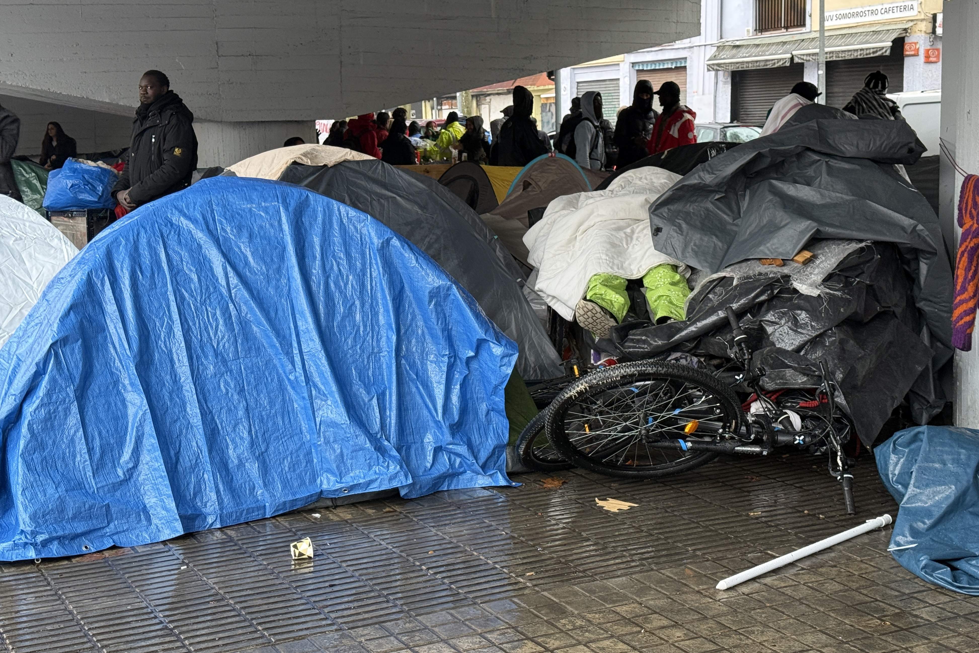 El Govern y entidades activan un dispositivo de emergencia para que pernocten los desalojados del B9