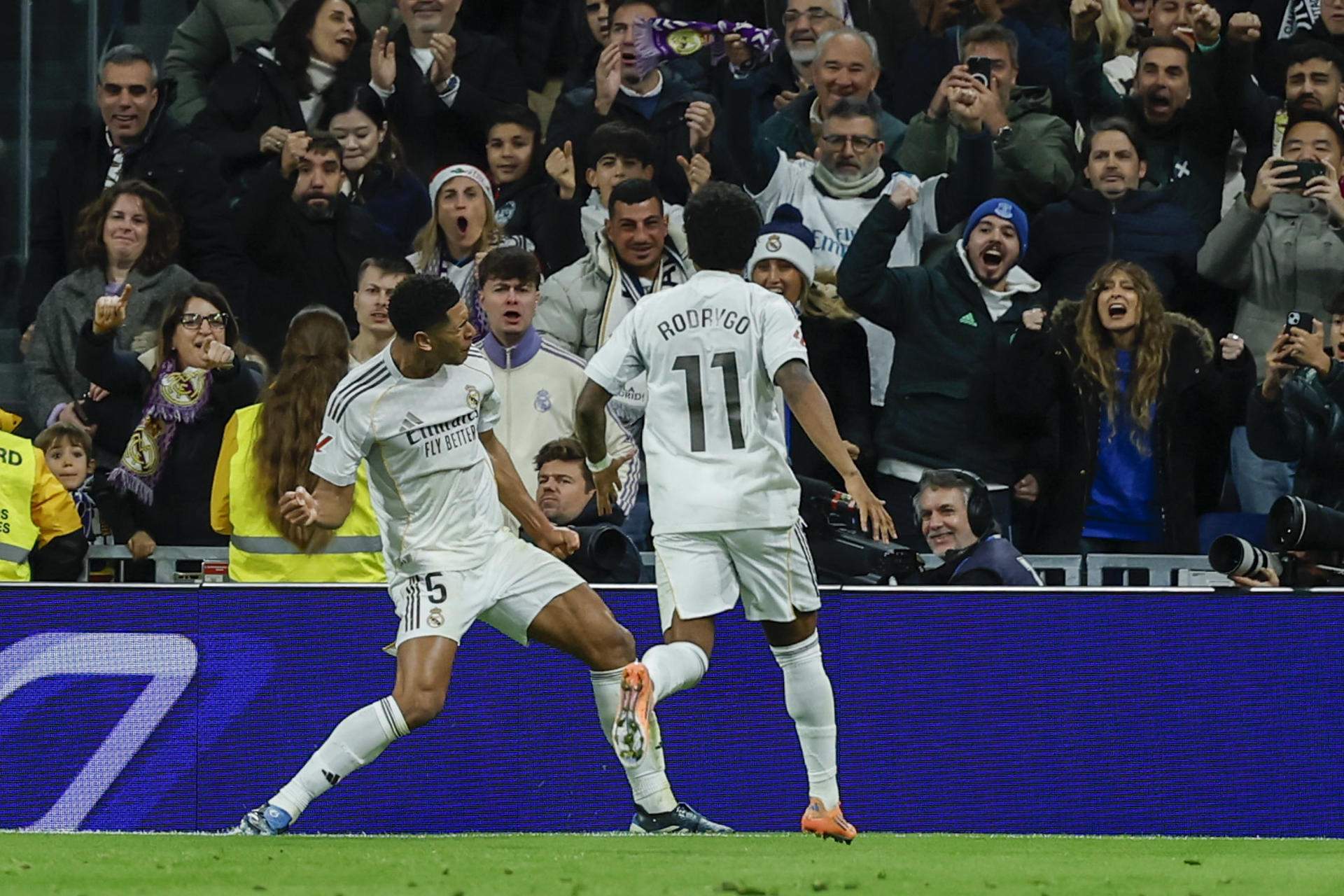 Un Real Madrid sin brillo y con polémica gana al Sevilla (2-0) y se acerca al Barça