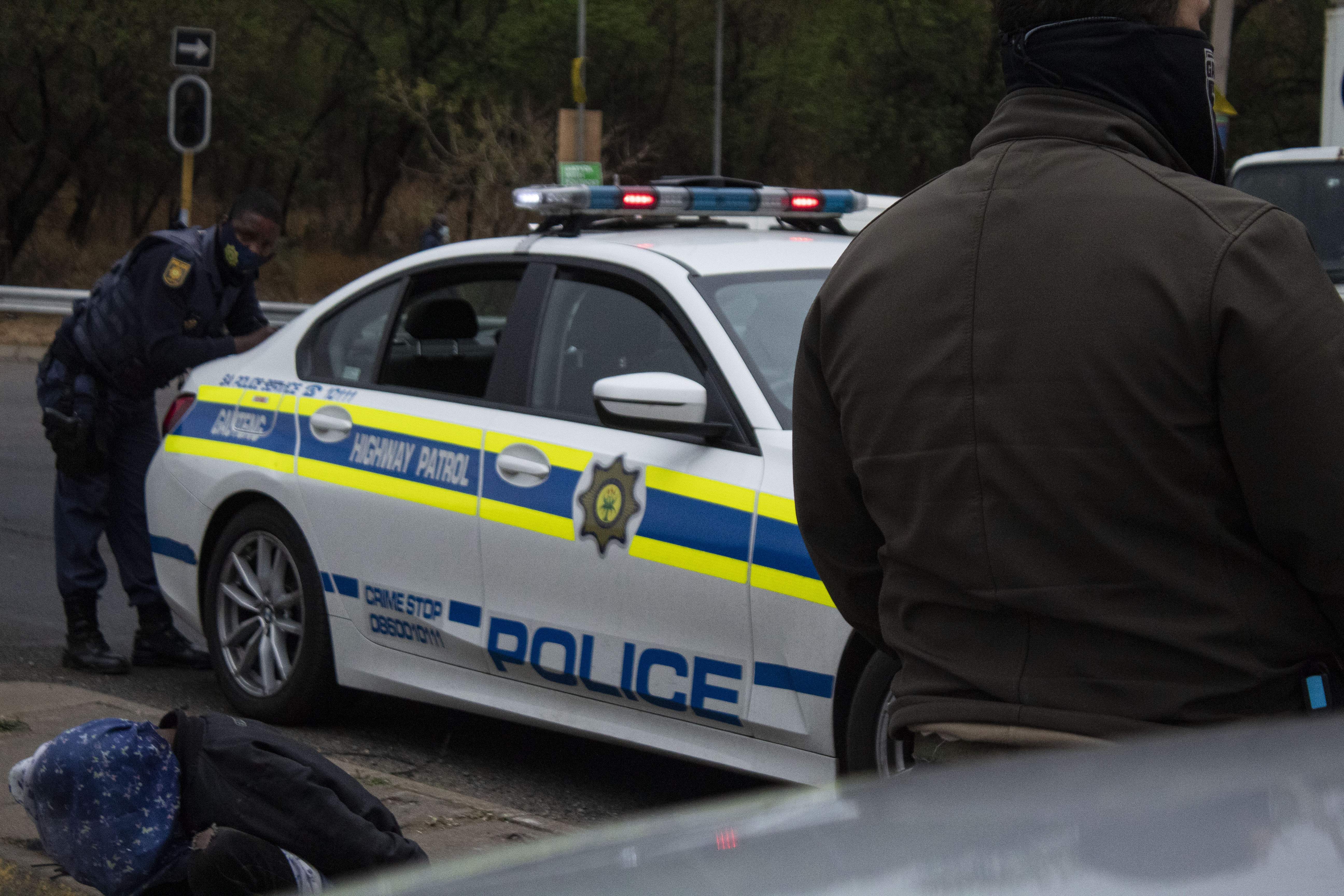 Almenys nou morts i deu ferits en un tiroteig contra un bar de Sud-àfrica