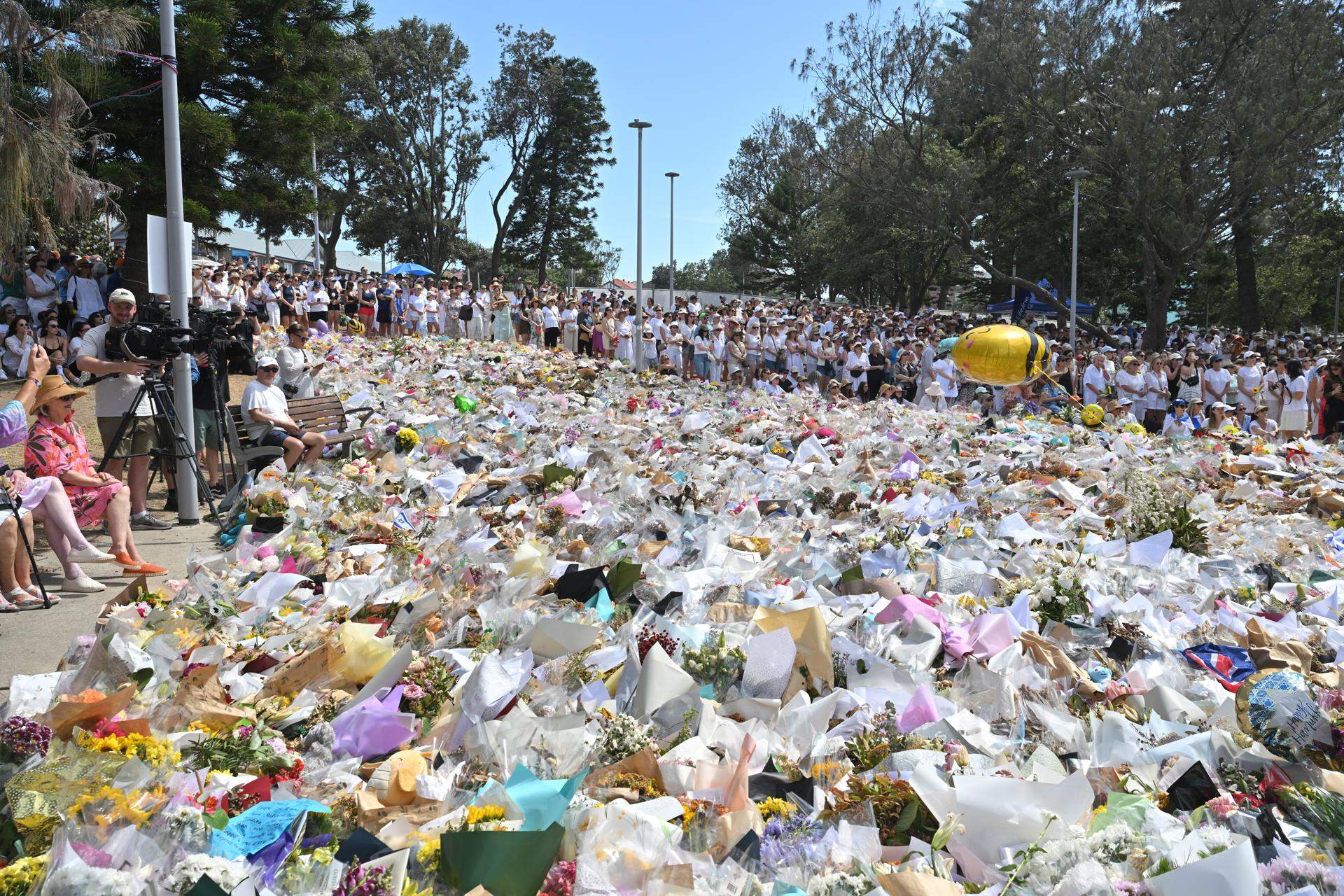 Ofrenda de flores en Bondi Beach, con mujeres y niñas vestidas de blanco en recuerdo de las víctimas (Efe)