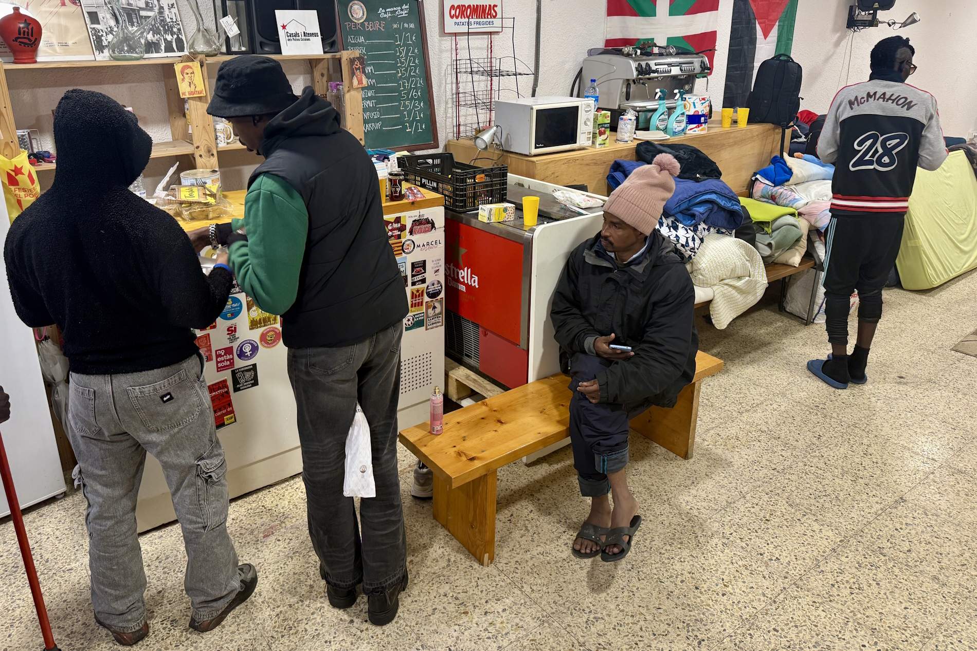 L’acord del Govern i les entitats socials només permet acollir 15 desallotjats del B9 en una parròquia