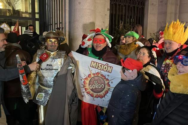 EuropaPress 7183419 asistentes sorteo extraordinario loteria navidad 2025 puertas teatro real