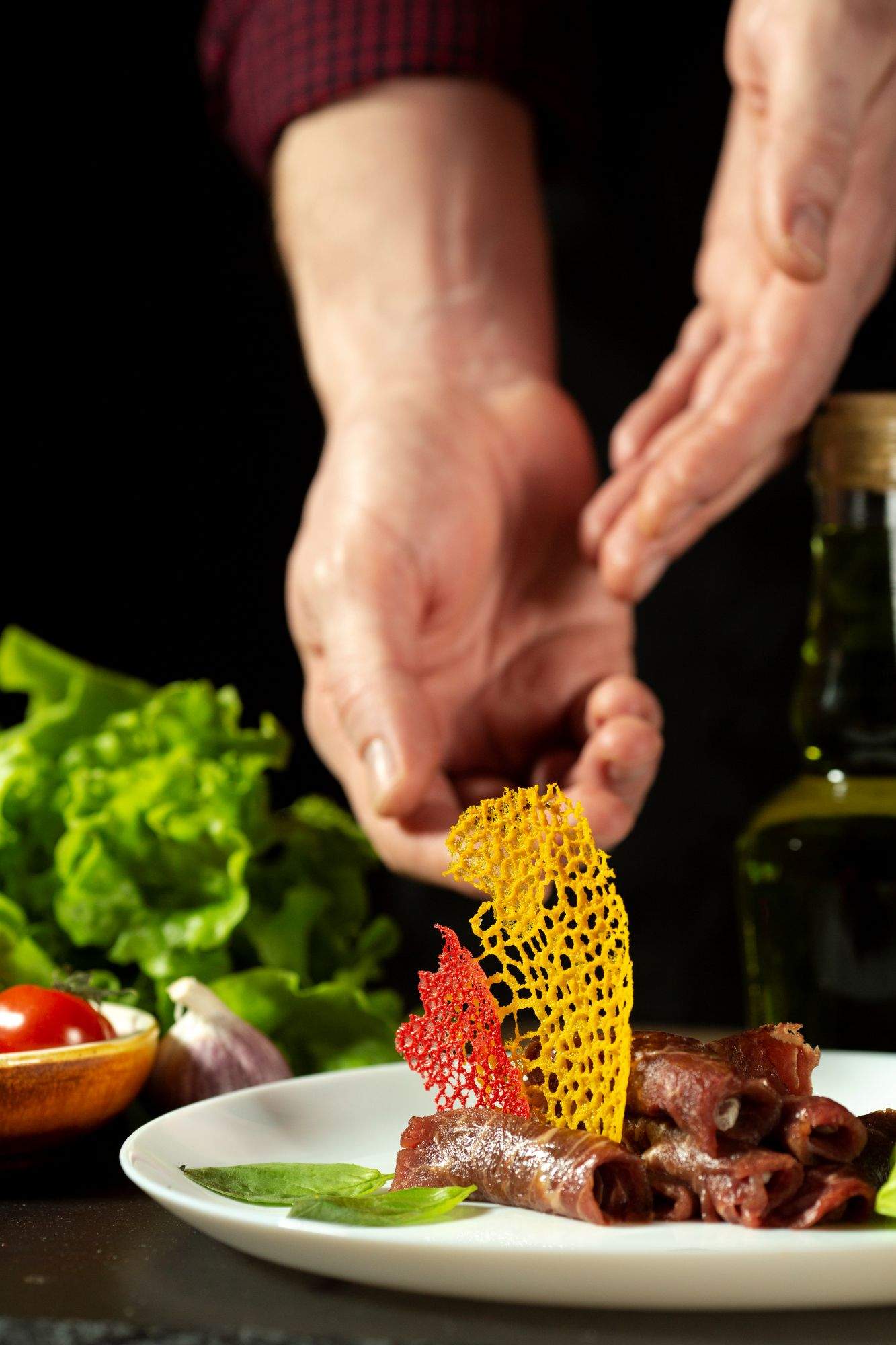 vista frontal del arreglo de comida deliciosa