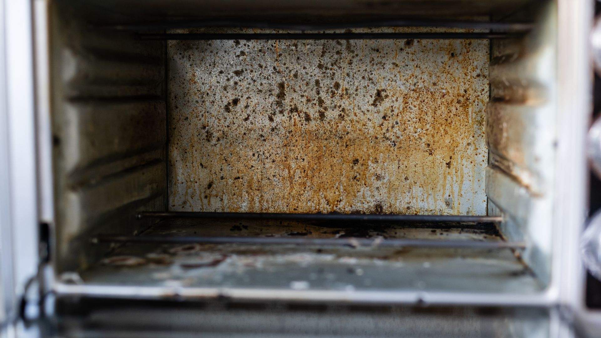 El truco viral que elimina la grasa del horno en minutos