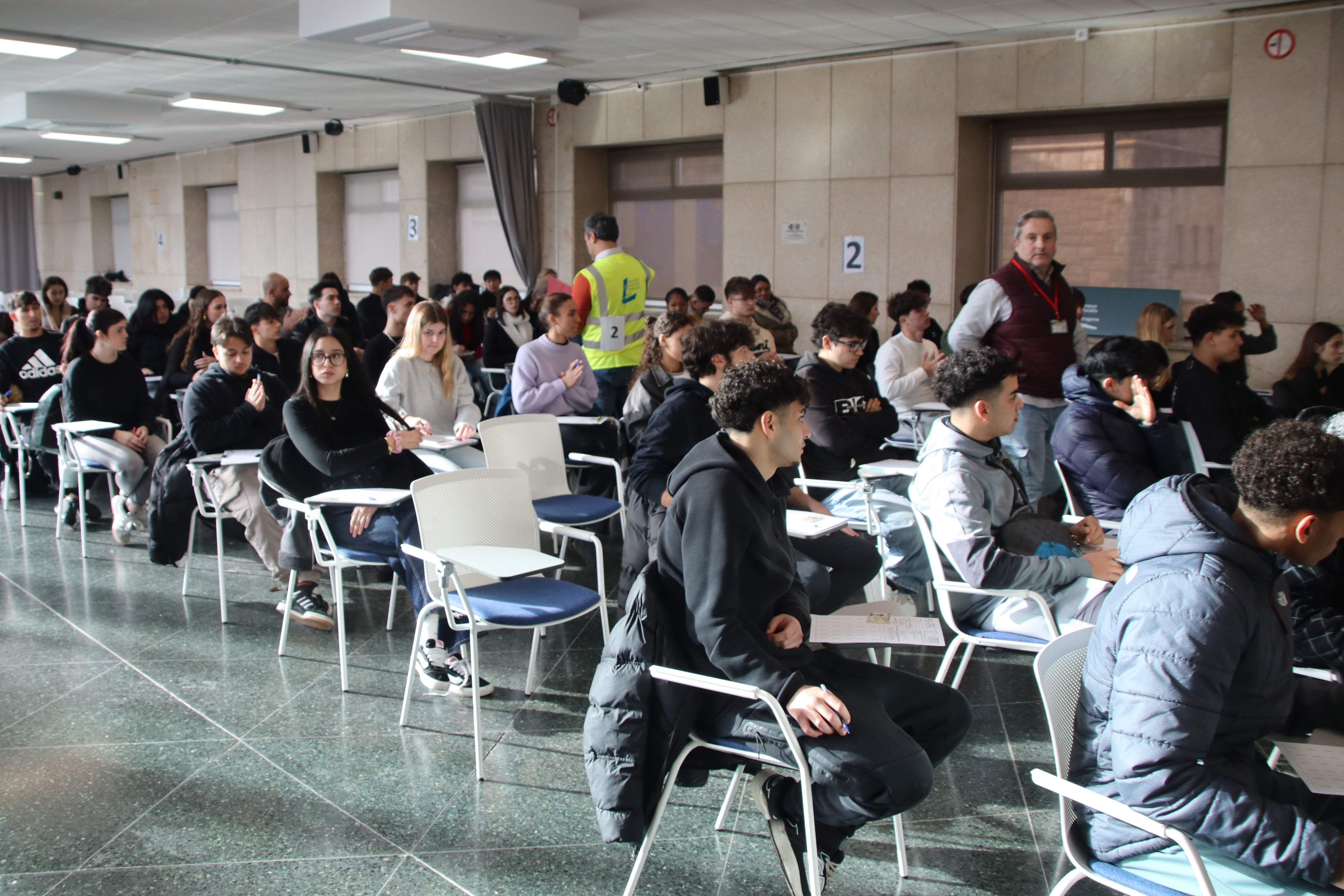 3.000 personas en el macroexamen teórico de conducir en Tarragona
