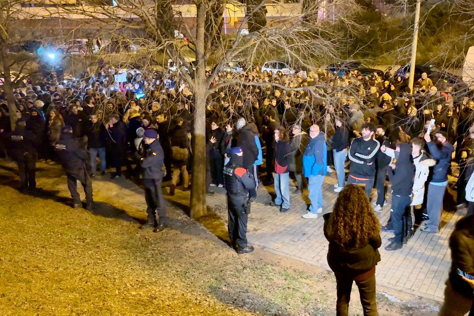 Choque de manifestaciones en una Badalona convertida en polvorín por reubicar a los desalojados del B9