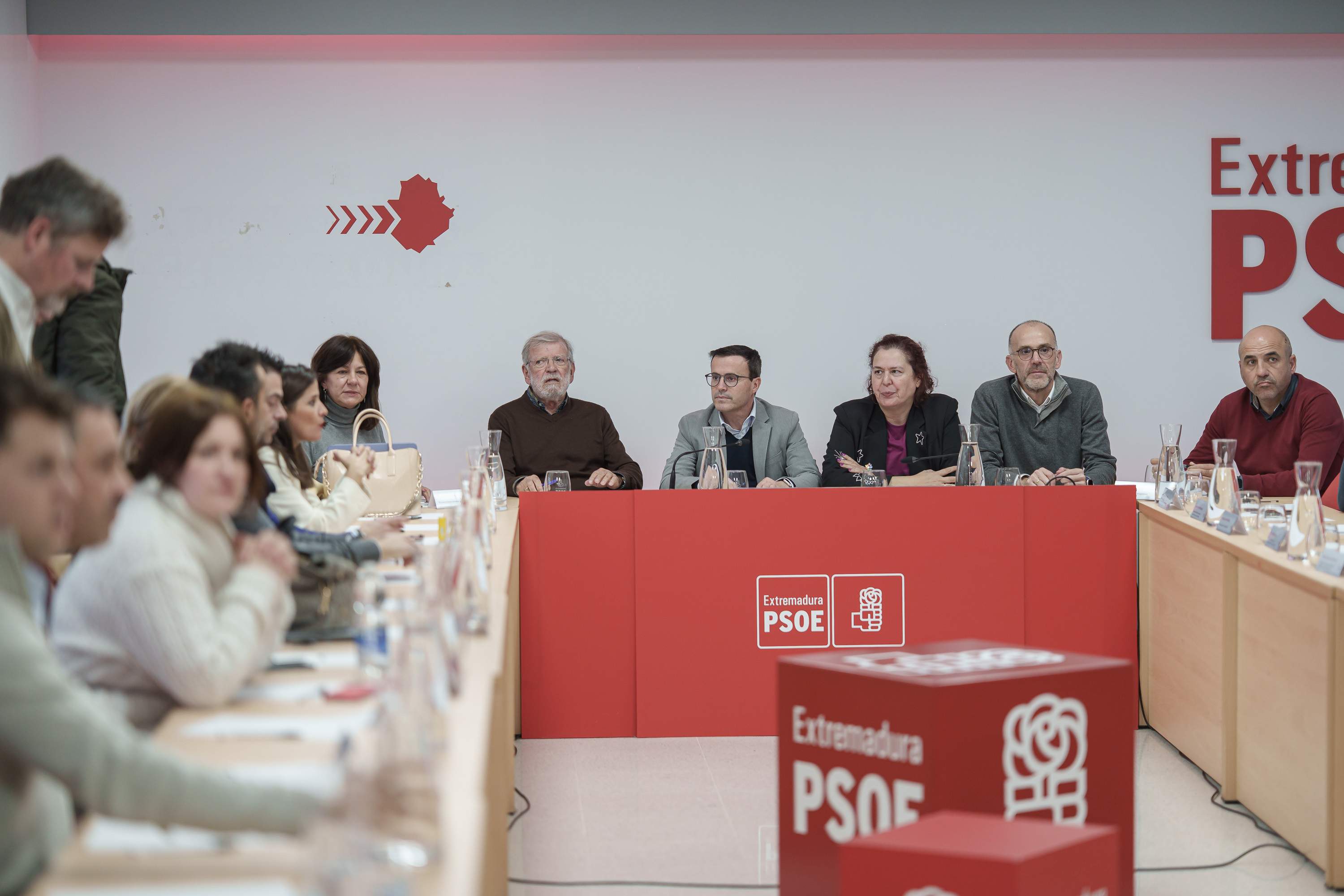 El líder del PSOE d'Extremadura dimiteix després de la desfeta però manté l'escó per estar aforat