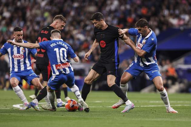 Pol Lozano Robert Lewandowski Espanyol Barça / Foto: Europa Press