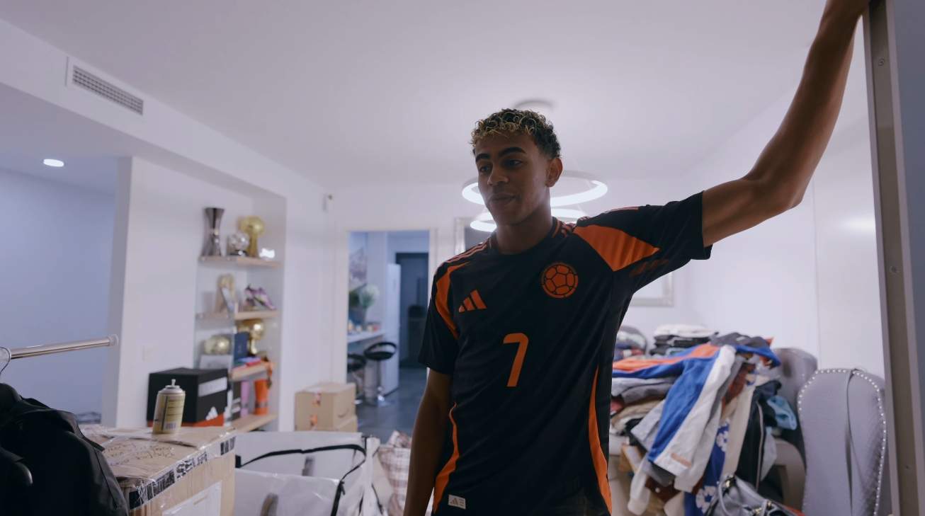 Lamine Yamal a l'entrada de casa   YouTube