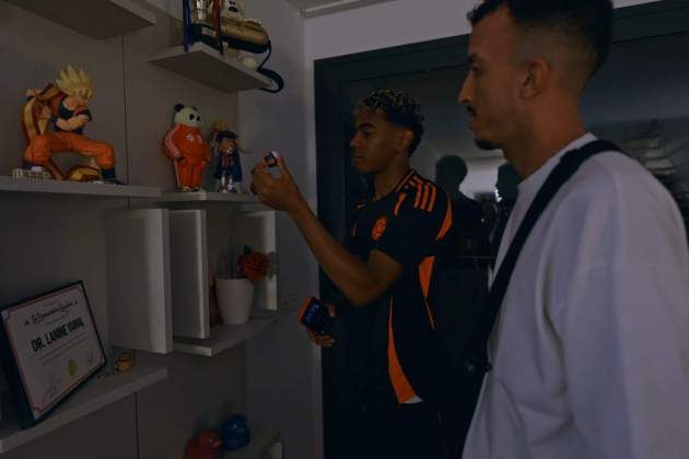 Lamine Yamal enseña el caganer que rompió su hermano Keyne/ YouTube