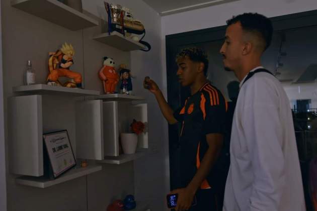 Lamine Yamal enseña el caganer roto   YouTube (1)