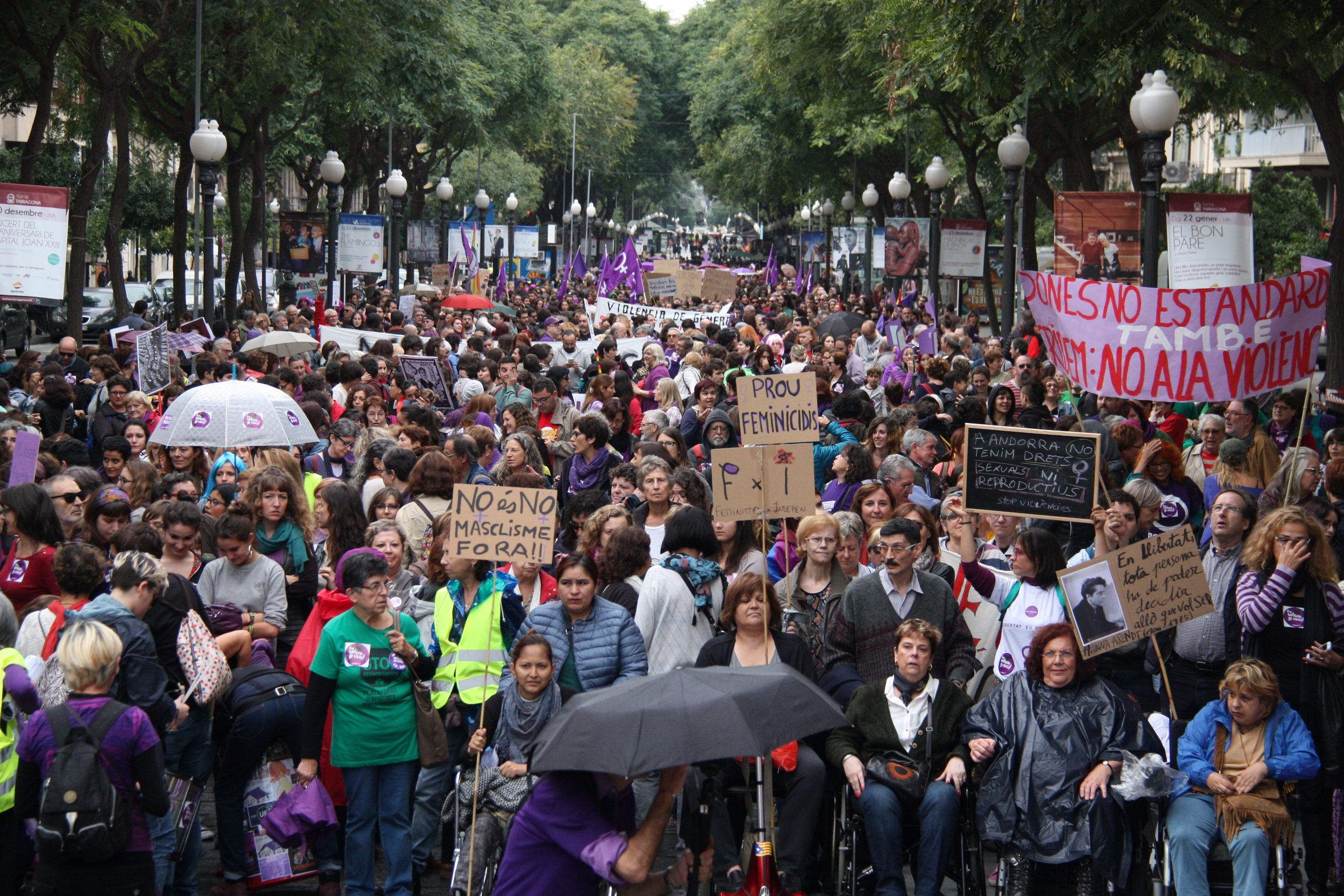Més de 2.000 persones protesten a Tarragona contra la violència masclista