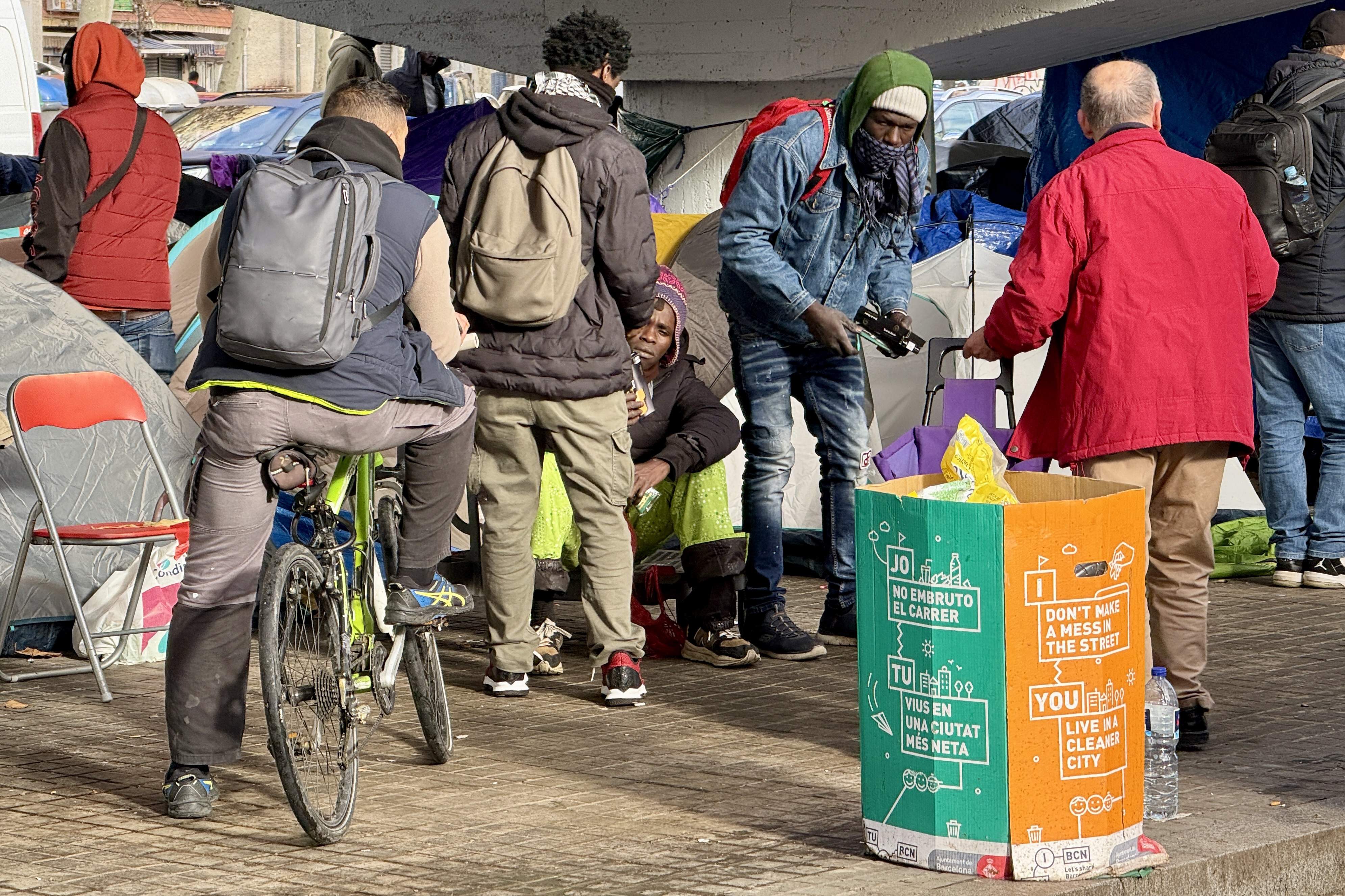 Badalona. Desallotjats de l'antic B9,  sota el pont de l'autopista. Foto: ACN