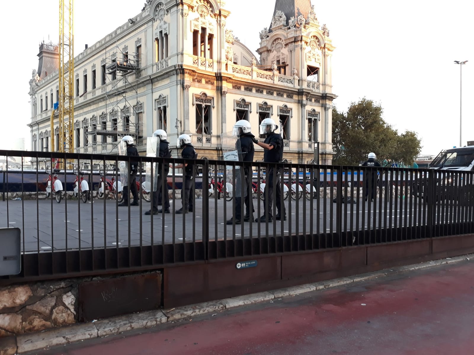 Vídeo: Batalla campal entre manteros y Guardia Urbana en Barcelona