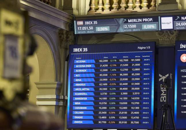 EuropaPress 7172245 panels informatius palau borsa madrid 16 desembre 2025 madrid espanya