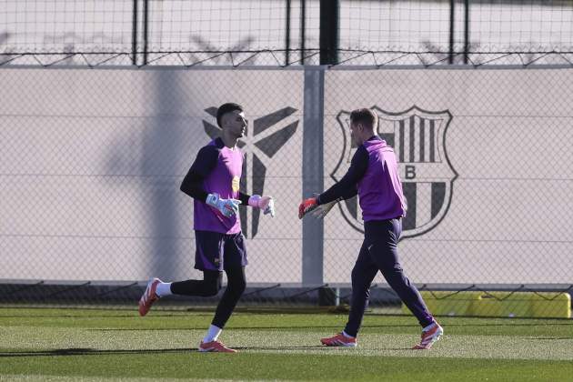 Ter Stegen y Joan Garcia, durante un entrenamiento del Barça / Foto: EFE Ter Stegen y Joan Garcia, durante un entrenamiento del Barça / Foto: EFE