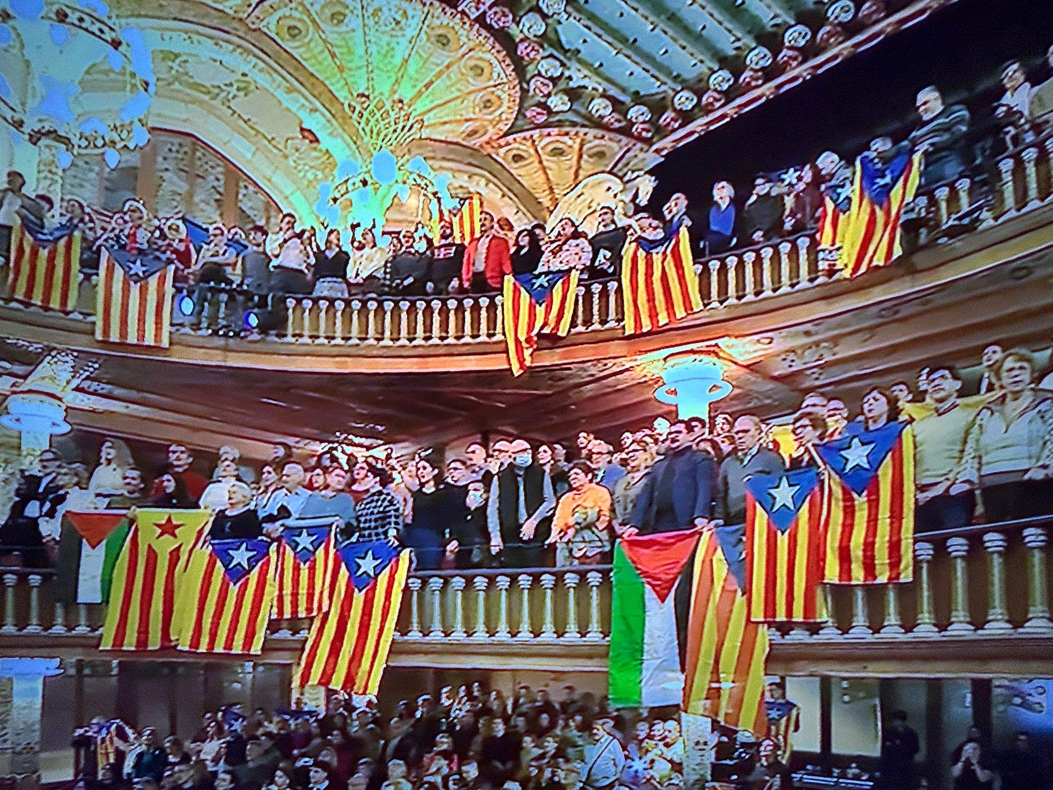 Gritos de independencia y esteladas se apoderan un año más del Palau de la Música Catalana
