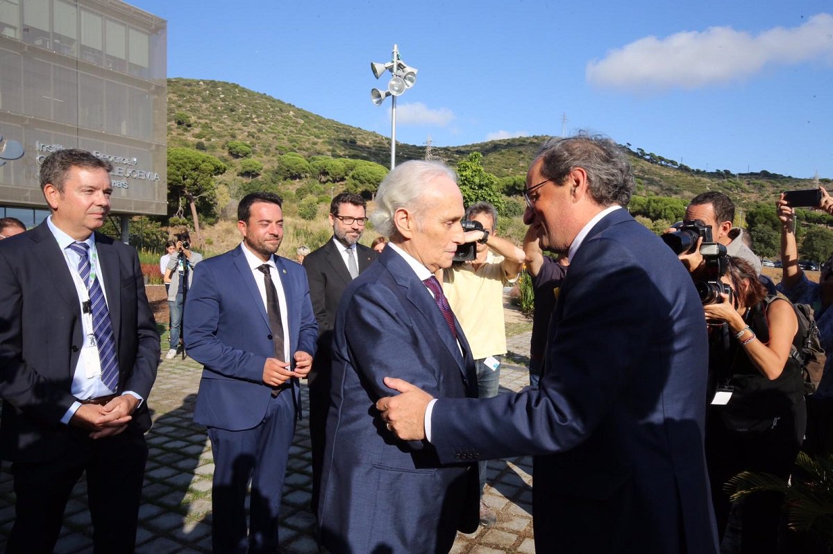 Torra visita el Instituto de Investigación contra la Leucemia Josep Carreras