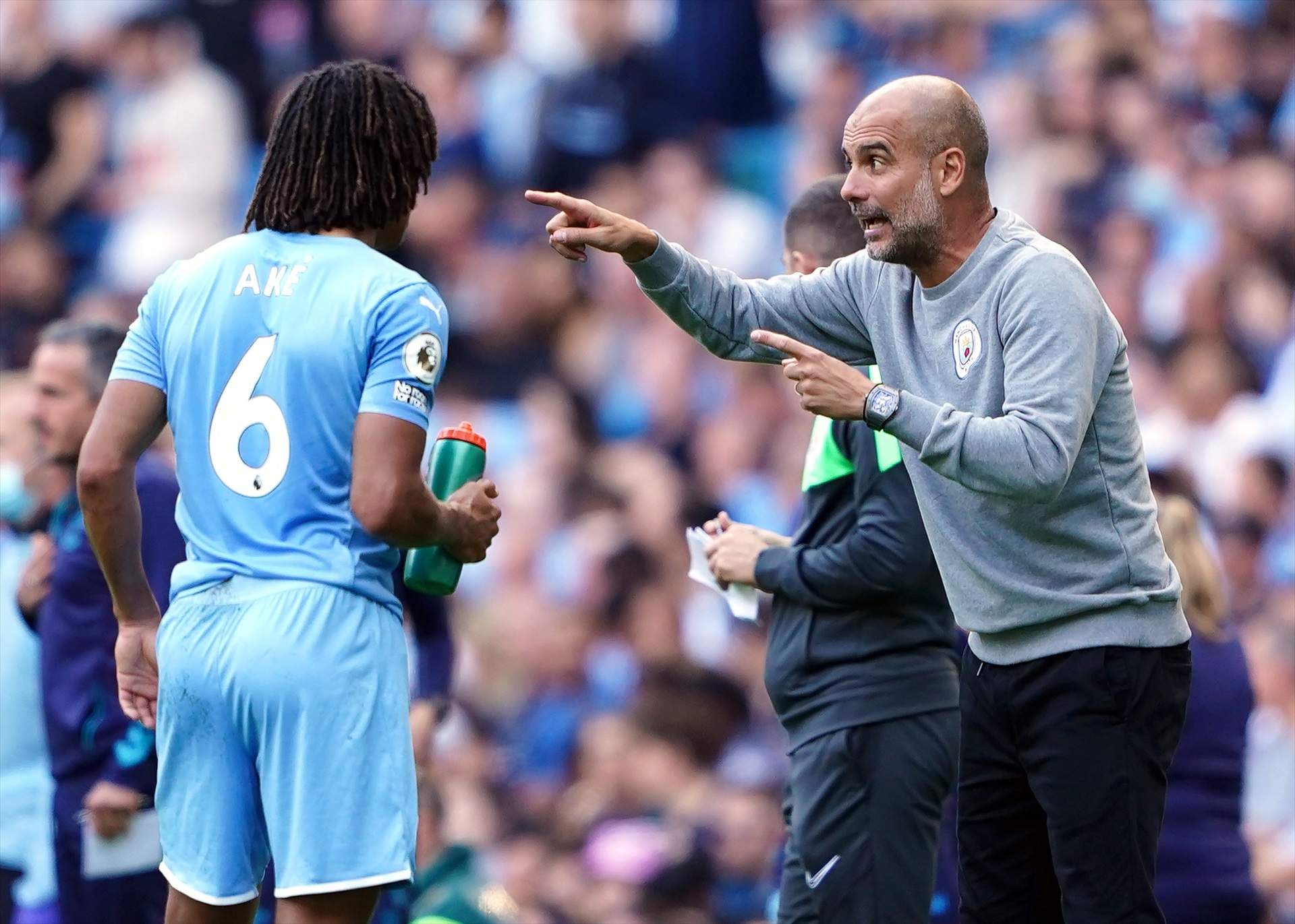 No entra en los planes de Guardiola: el central del City que podría ser una solución para el Barça