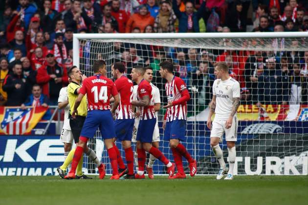 Estrada Fernandez, dirigiendo un partido entre el Atlético de Madrid y el Real Madrid / Foto: Europa Press Estrada Fernandez, dirigiendo un partido entre el Atlético de Madrid y el Real Madrid / Foto: Europa Press