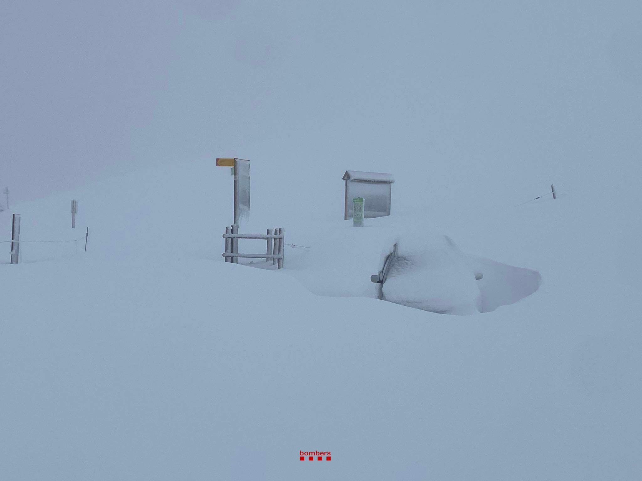 Els Bombers encara rescaten cotxes atrapats al Ripollès per l’acumulació de neu