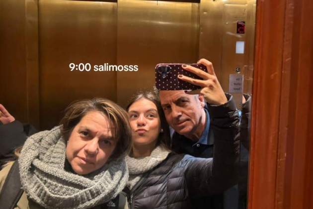 El selfie de Martina Pellicer con sus padres antes de salir del hotel/ TikTok @martinetapellicer_