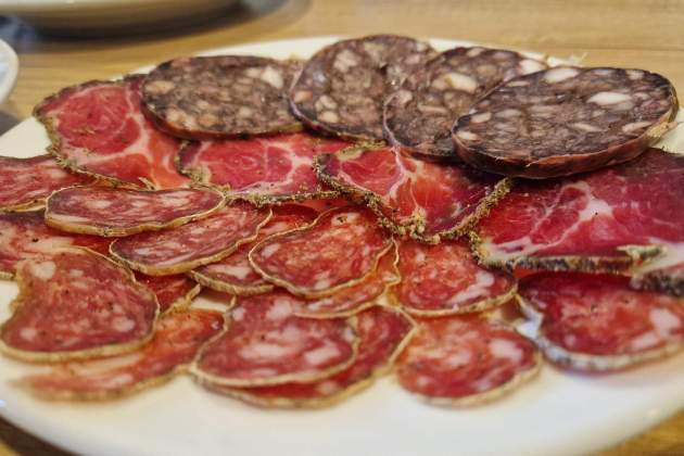 Embutidos de la casa del restaurante Can Selvatà. / Foto: Esmorzarsdeforquilla.cat