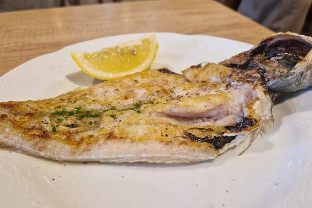 Merluza de ración del restaurante Can Selvatà. / Foto: Esmorzarsdeforquilla.cat