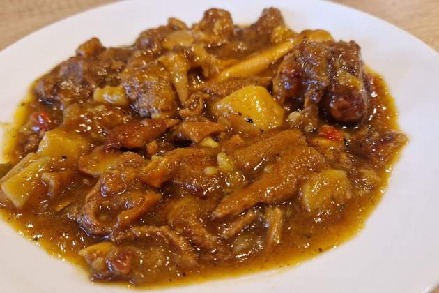 Pata y tripa de cordero del restaurante Can Selvatà. / Foto: Esmorzarsdeforquilla.cat